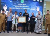 Fathir dan Sky Rap yang merupakan kumpulan para rapper Musi Banyuasin menerima Penghargaan 'Penggiat Literasi Kabupaten Musi Banyuasin' dari dinas Perpustakaan dan Kearsipan Musi Banyuasin