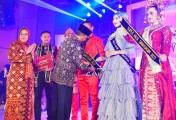 Rona bahagia terpancar dari raut wajah Gustiansyah dan Rukmana Sundari setelah terpilih menjadi Kuyung Kupek Muba Tahun 2022 pada malam Grand Final Kuyung Kupek Muba Tahun 2022, Kamis (1/12/2022).