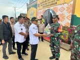 Wabup Rohman serahkan bingkisan ke petugas pengamanan dan pelayanan arus mudik.