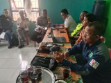 Polsek Bayung Lencir bersama Forkopimcam Bayung Lencir mediasi Koperasi Makmur Sakti Dengan 5 Kelompok Tani di Desa Mangsang Kecamatan Bayung Lencir, Muba, Kamis (1/12/22).