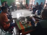 Polsek Bayung Lencir bersama Forkopimcam Bayung Lencir mediasi Koperasi Makmur Sakti Dengan 5 Kelompok Tani di Desa Mangsang Kecamatan Bayung Lencir, Muba, Kamis (1/12/22).