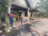 Rumah kediaman pribadi milik Kepala Desa Muara Medak, Marudud Panjaitan yang berada di Dusun I Desa Muara Medak, Kecamatan Bayung Lencir, Muba hangus dilalap api, Senin (28/11/22) dini hari.