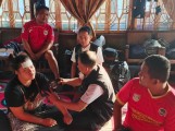 Tim PSC Muba saat memberikan pelayanan medis kepada atlit Kabupaten Banyuasin yang sakit